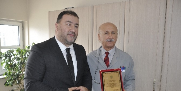Başkan Vekilinden Anlamlı Plaket