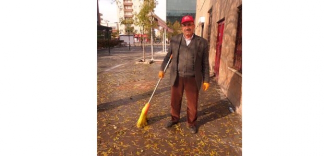 Oğlu başkan yardımcısı, kendisi temizlik görevlisi