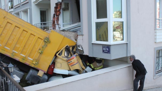 İzmir'de feci kaza: 1 ölü