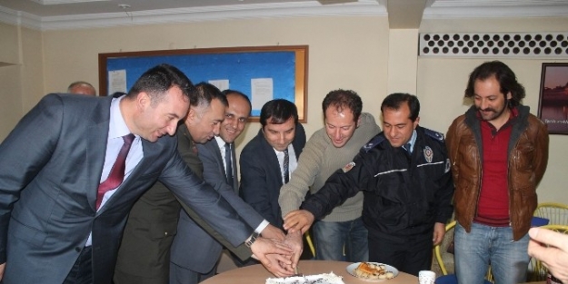 Ödüllü Fotoğraf Sanatçısı Polis Memuruna Yaş Pastalı Kutlama