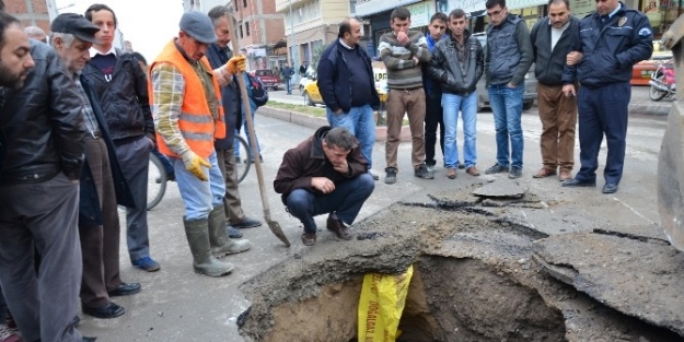 Yol Çöktü, 3 Metre Çukur Oluştu