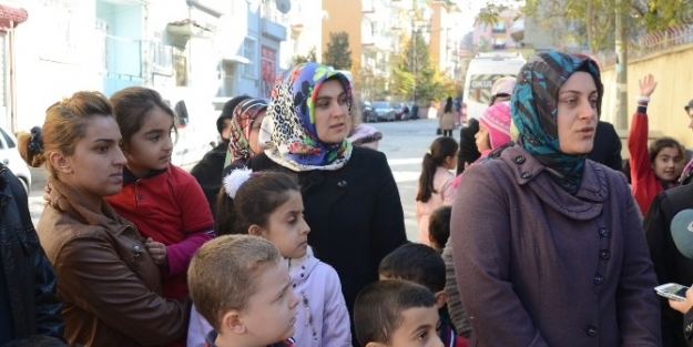 Öğrenci Velileri, 2 Haftadır Derse Öğretmen Girmediği İddiasiyla Eylem Yaptı