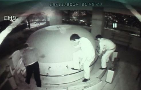 Camilere Dadanan Hırsızlar Yakayı Ele Verdi