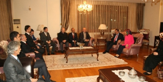 Vali Su Ve Eşi Öğretmenleri Ağırladı