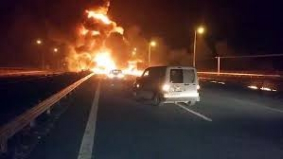 Zincirleme kazada sürücü yanarak can verdi