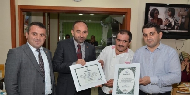 Başkan Üzülmez, Tarakçı Kardeşlere Örnek İşyeri Belgesi Verdi