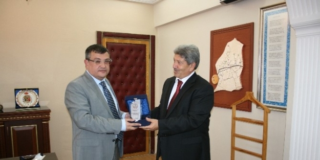 Ada’ya Desteklerinden Dolayı Plaket Verdiler