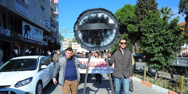 Seferihisar’da Eğitimcilerden Siyah Çelenkli Eylem