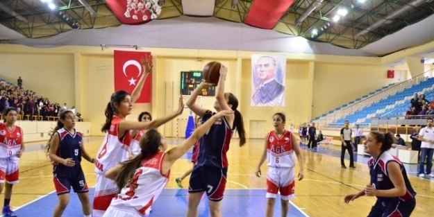 Adana’da Okullarası Genç Kızlar Basketbol Müsabakaları