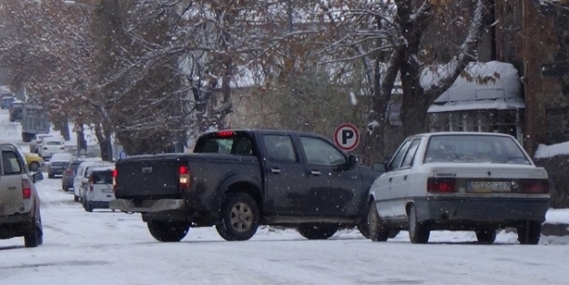 Kars’ta Yollar Buz Pistine Döndü