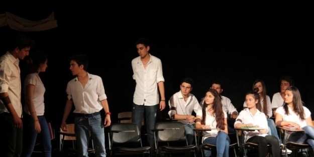 Burhaniyeli Tiyatrocular Festivale Hazırlanıyor