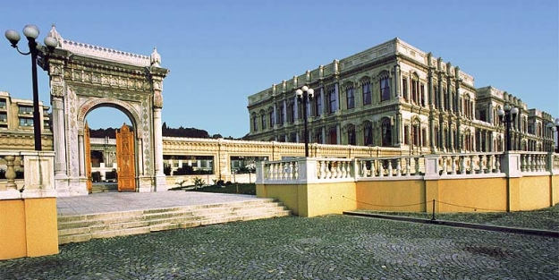 Mimar Sinan Üniversitesi'nde kahkaha krizi!