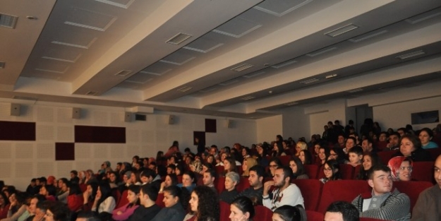 Demirci’de Tiyatro Oyunu İlgi Gördü