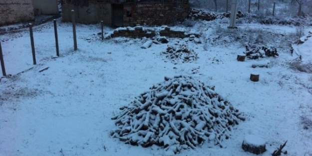 Demirci’ye Mevsimin İlk Karı Düştü