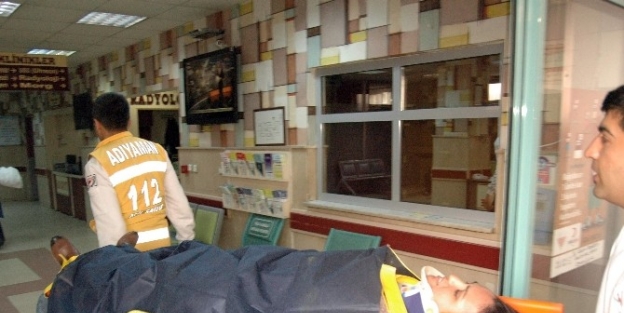 Otomobil İle Yolcu Minibüsü Çarpişti: 3 Yaralı