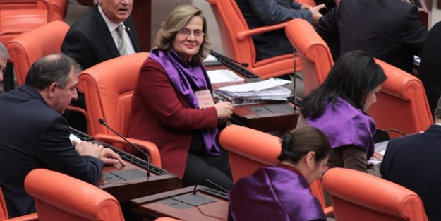 Kadın vekiller mor fularla destek oldu