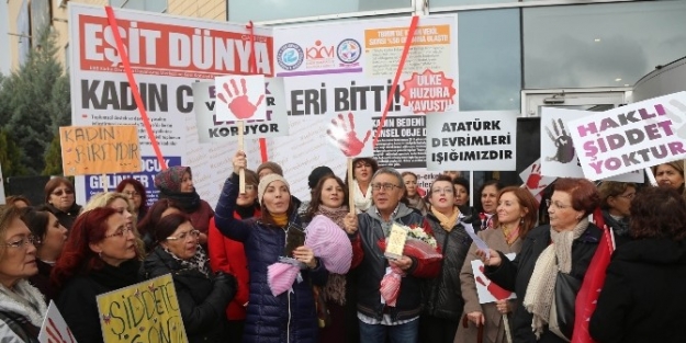 Kadınlardan Dev Boyutta ’eşit Dünya Gazetesi’