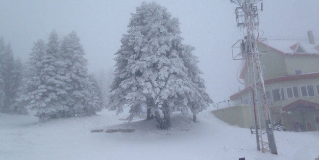 Uludağ'da günübirlikçilerin kar keyfi