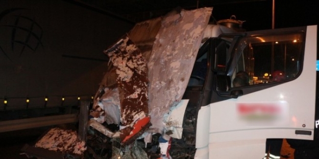 Kontrolden Çikan Süt Tankeri Reklam Panolarına Girdi: 1 Yaralı