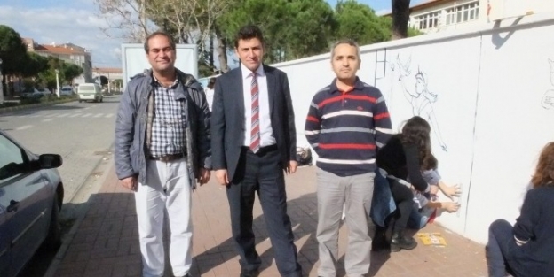 Burhaniye’de Öğrenciler Okul Duvarları İçin Resim Yaptı