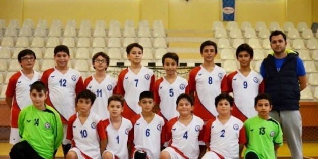 İzmir Üniversitesi Hentbol Takımı Şampiyon Oldu