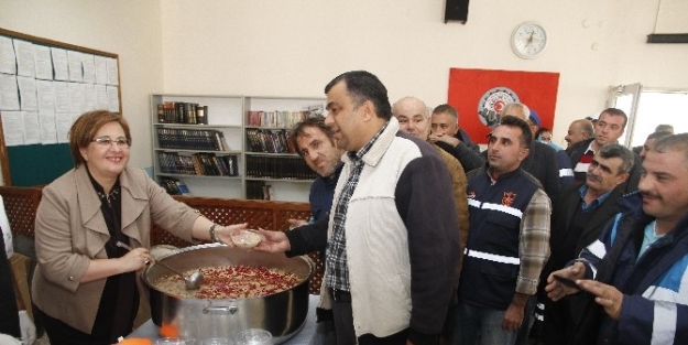 Bereket Lokması İşçilerle Paylaşıldı