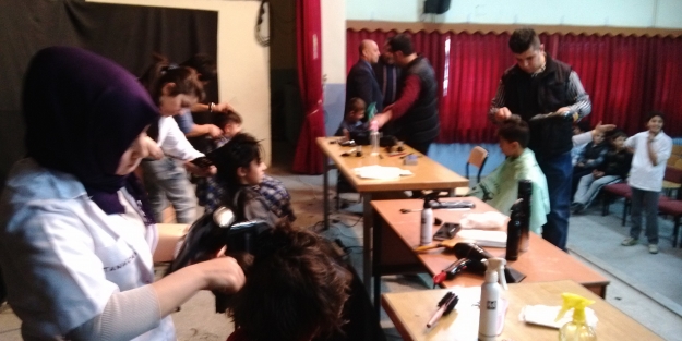 Köylü çocuklar ilk kez kuaföle tanıştı