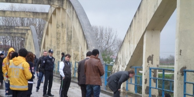 Eski Sakarya Köprüsü’nde İntihar Girişimi