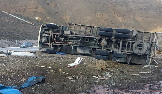 Kelkit’te Freni Patlayan Kamyon Yan Yattı: 2 Yaralı