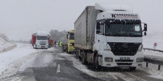 Kar Yozgat’ta Tırlara Geçit Vermedi