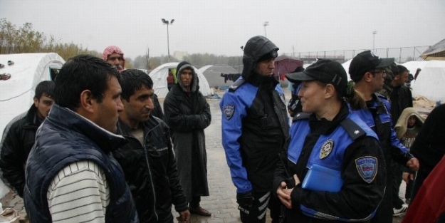 Vali Ve Emniyet Müdürü Eşinden Yezidilere Kışlık Giysi Yardımı