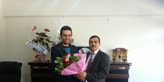 Salihli Tso, Kula’da Öğrencilere Mont Dağıttı