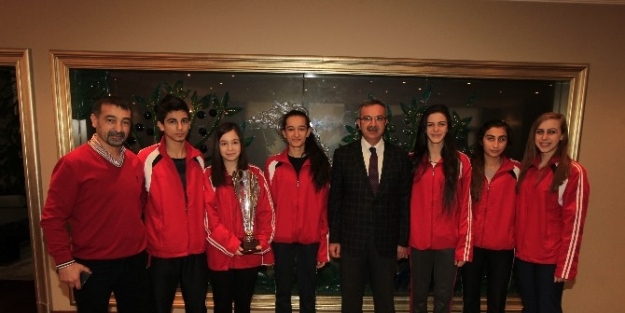 Kupalarını Başkan Köşker’e Getirdiler!