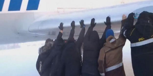 Donan uçağı yolcular itti!