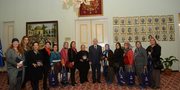 Tiyatrocu kadınlardan Başkan Altepe'ye teşekkür ziyareti