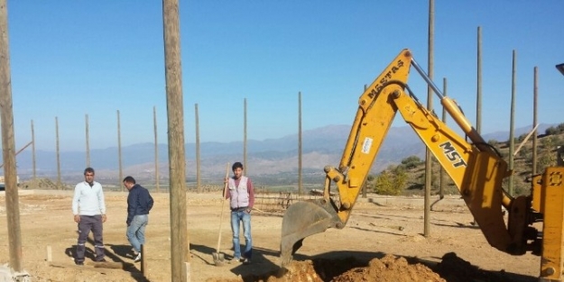 Ödemiş Belediyesi İki Mahalleye Halı Saha Yapıyor