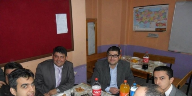 Vefat Eden Öğretmenler İçin Lokma Dağıttılar