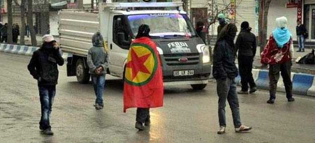 Hakkari'de askeri malzeme taşıyan tıra saldırı