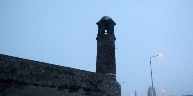 Erzurum’da Kar Yağışı Hayatı Felç Etti