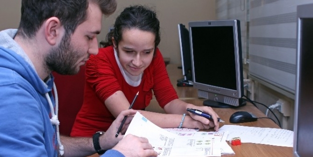 Sesleriyle Görmeyenlerin Gözü Oldular