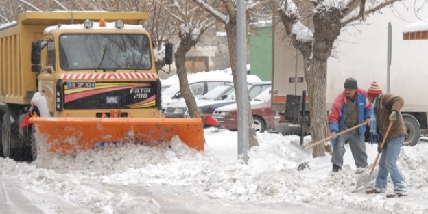 Belediye Ekipleri Karla Mücadele Çalişmalarini Sürdürüyor