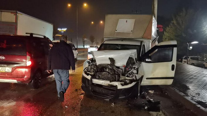 Bursa'da yağmur nedeniyle kayganlaşan yolda zincirleme kaza!