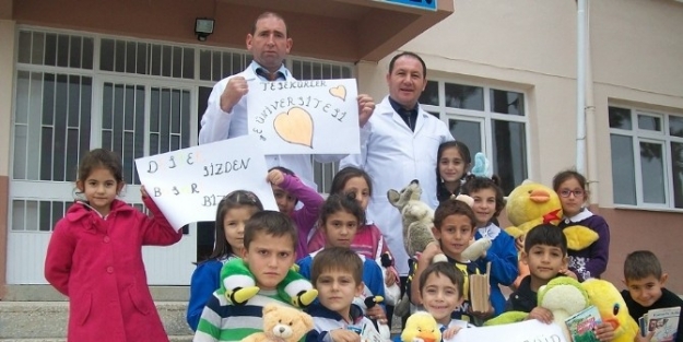 Ege Üniversitesi’nden Pazarlar İlkokulu’na Kitap Ve Oyuncak