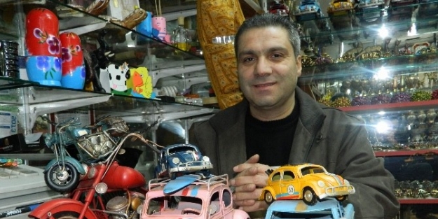 Bakır İşlemeli Maket Arabalar Yoğun İlgi Görüyor