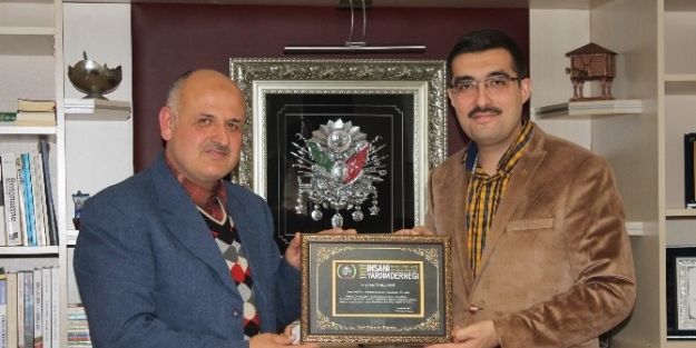 İhh’den Müsiad’a Teşekkür Plaketi