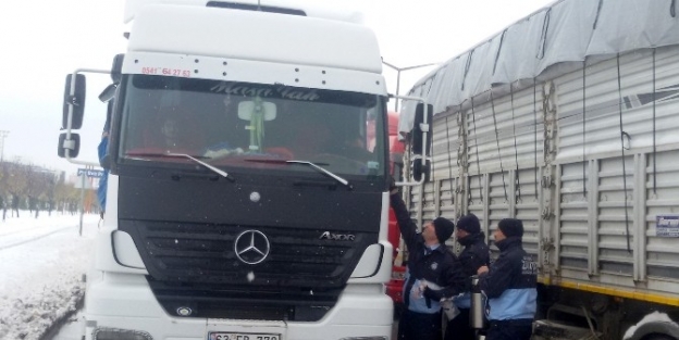 Büyükşehir Zabıtadan Yolda Kalan Sürücülere Kumanya