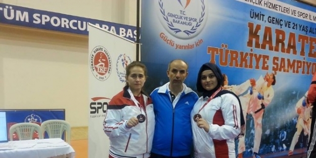 Kartepeli Karateciler Samsun’dan 2 Madalyayla Döndü