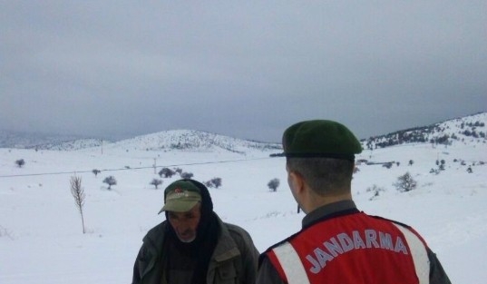Dağda Mahsur Kalan Besiciyi Jandarma Kurtardı