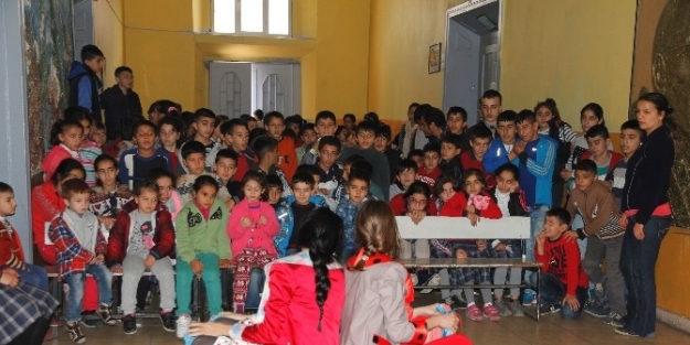 Konak’ta Okullar Sahne Oldu, Çocuklar Tiyatroya Doydu