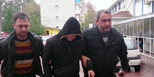 Annesini Öldüren Zanlı Polise Teslim Oldu